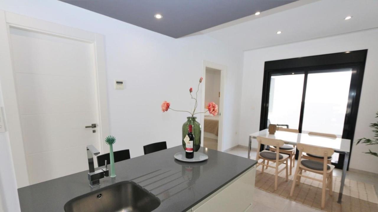 Luxe Met 2 Badkamers / Zee / Zwembad *